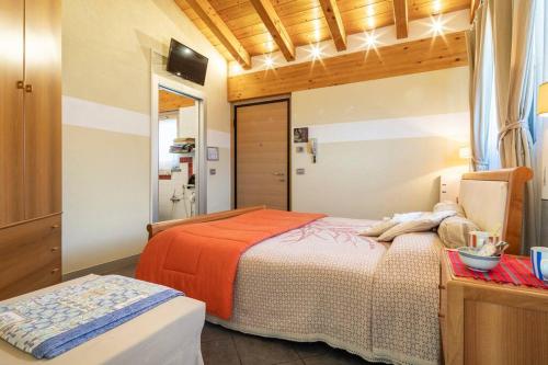 una camera con due letti e un comò di B&B Ambrosia ad Aosta