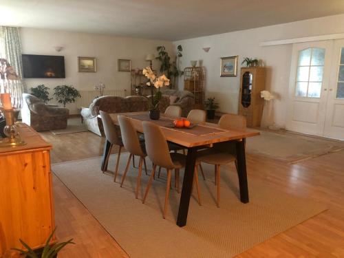 - un salon avec une table et des chaises en bois dans l'établissement Dom Natura, à Grzybowo