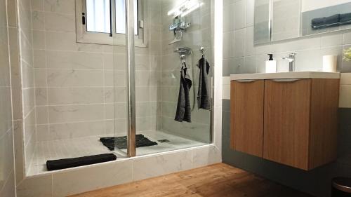 ein Bad mit einer Dusche und einem Waschbecken in der Unterkunft Lodève Oasis in Lodève