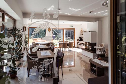 una cucina e un soggiorno con tavolo e sedie di Villa Silvia a Zuberec
