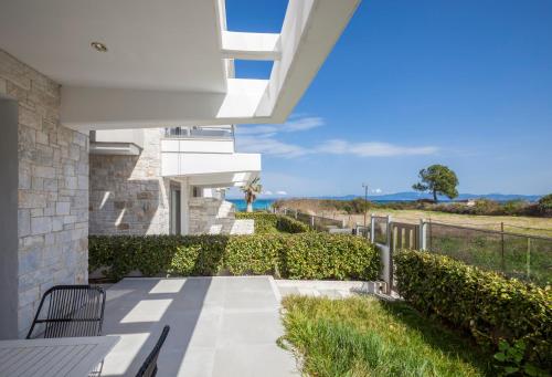 - une vue depuis la terrasse couverte d'une maison avec un banc dans l'établissement Villa Theodora in front of the sea, à Chaniotis