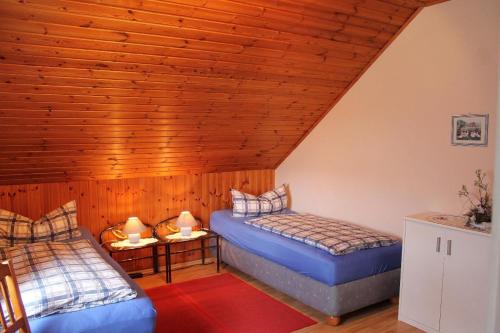 a room with two beds in a attic at Komfort-Ferienwohnung-BURCK-97-qm-3-Schlafzimmer-2-WC in Wankendorf