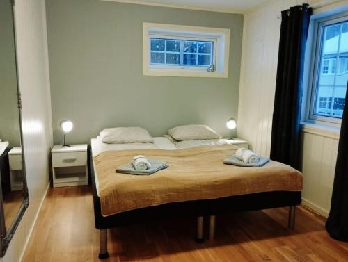 En eller flere senger på et rom på Apartment in Tromsø with sea and mountain view