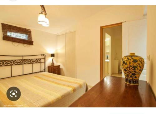 Ένα ή περισσότερα κρεβάτια σε δωμάτιο στο Maison Le Prunier avec piscine - Domaine E Case Di Cuttoli