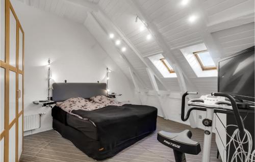 een slaapkamer met een bed, een bureau en een televisie bij Stunning Apartment In Struer With Kitchen in Struer