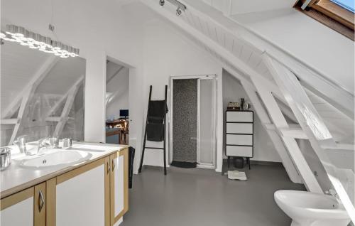 een badkamer op zolder met een wastafel en een toilet bij Stunning Apartment In Struer With Kitchen in Struer