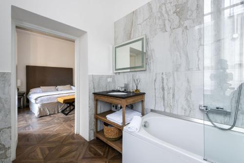 een badkamer met een bad en een wastafel bij RFC Repubblica Florence Core B&B in Florence