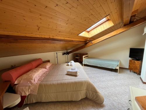 a bedroom with a large bed in a wooden ceiling at LOCAZIONE TURISTICA CASA CITTADELLA in Arten