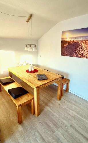 a wooden table and bench in a room at Sanosueno 2 in Sonthofen