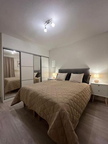Postel nebo postele na pokoji v ubytování Cozy fully equipped apartment
