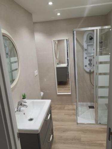 a bathroom with a sink and a shower at Espectacular Piso Centro de Oviedo in Oviedo
