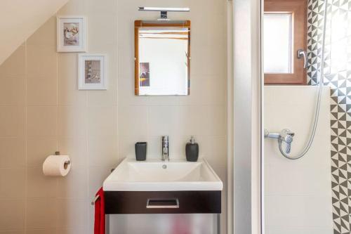 La salle de bains est pourvue d'un lavabo et d'un miroir. dans l'établissement Casa rural LA PEDANIA, 
