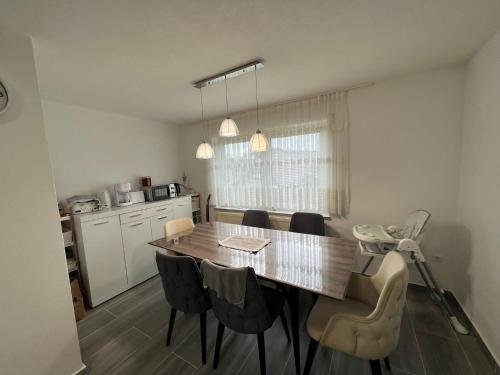 Η κουζίνα ή μικρή κουζίνα στο 3 Zimmer OG Wohnung in Erbach