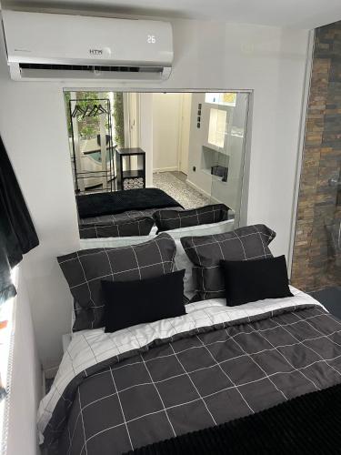 Modern Room with Indoor Shower Near the River - Quarto Moderno com Duche interior Próximo da Ribeira
