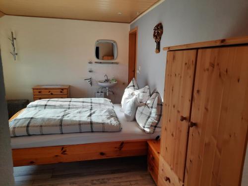 een slaapkamer met een bed en een wastafel bij Ferienwohnungen Dagmar in Kurort Oberwiesenthal