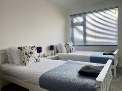 Ένα ή περισσότερα κρεβάτια σε δωμάτιο στο The Emslie Road Beach Flat