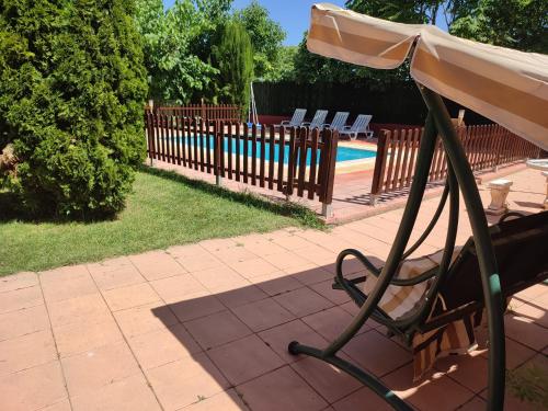 - un parasol installé sur une terrasse à côté de la piscine dans l'établissement Casa Rural Cortijo la Jimena, à Caravaca de la Cruz