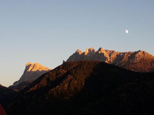 a mountain range with the sun shining on it at MOUNTAIN RESIDENCE ALPENHOF - company Hotel Alpenhof KG sas der Gasser Renate in Bressanone