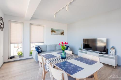 Televízia a/alebo spoločenská miestnosť v ubytovaní Horyzont Apartamenty - Kapitański Mostek- BLISKO PORTU- Możliwosć wykupienia śniadania