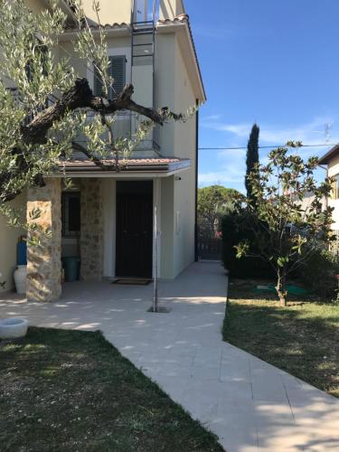 una casa con una pasarela que conduce a una entrada en Colombella Apartment Agriturismo Collerisana, en Spoleto