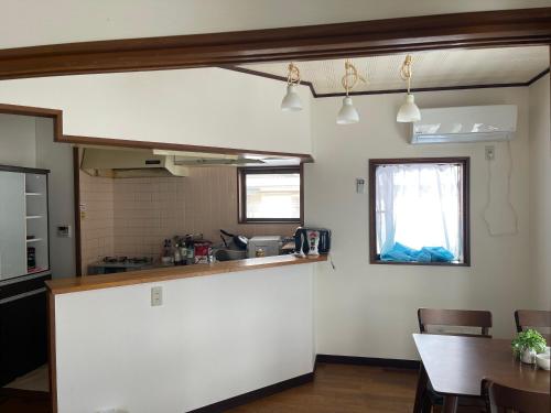 Una cocina o cocineta en 高島市一棟貸切 Biwa Lake琵琶湖 徒歩10分 大人数でご利用だとお得連泊がお得BBQ麻雀可能自転車無料利用可