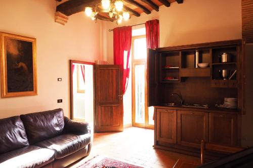 A kitchen or kitchenette at La Casina di Cagnano