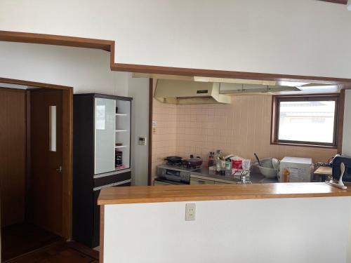 Una cocina o cocineta en 高島市一棟貸切 Biwa Lake琵琶湖 徒歩10分 大人数でご利用だとお得連泊がお得BBQ麻雀可能自転車無料利用可