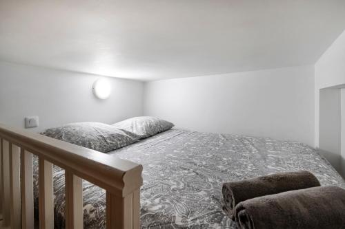 - une chambre avec un lit et une rampe d'escalier dans l'établissement Paris 5e entre Notre Dame & Pantheon, à Paris