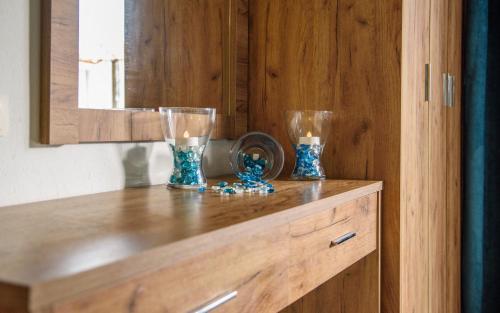 ニキティにあるAnneta's Houseの木製カウンター(ガラスの花瓶2枚付)