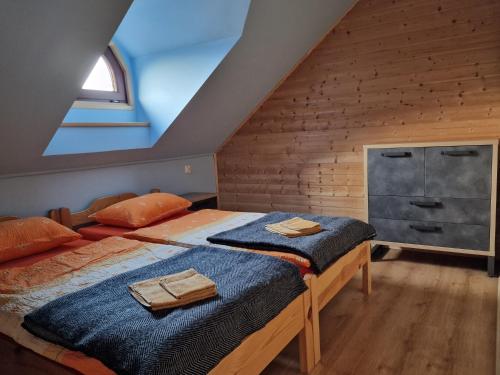 1 dormitorio con 2 camas en un ático en Chata Jumani, en Strzebowiska