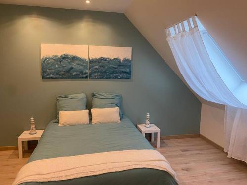um quarto com uma cama com duas almofadas em Entre terre et mer em Écault