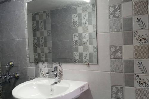 La salle de bains est pourvue d'un lavabo et d'un miroir. dans l'établissement The City Centre, Panaji, North Goa, à Panaji
