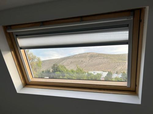 ventana en una habitación con vistas a la montaña en Las Maras Apart. in 