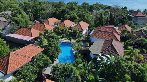 una vista aérea de un complejo con piscina en Liberty Dive Resort, en Tulamben