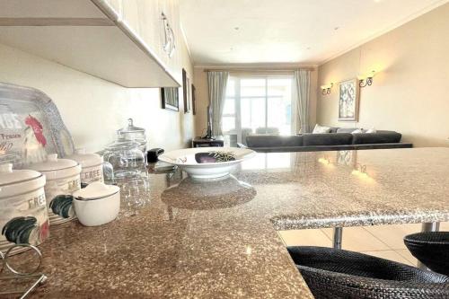 un soggiorno con ripiano in una camera di Luxury at Pinnacle Point - 3 Bedroom Villa a DʼAlmeida