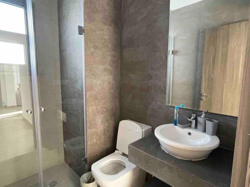 ein Bad mit einem WC, einem Waschbecken und einer Dusche in der Unterkunft 3bd with a private heated pool in Sholan 2 ElGouna in Hurghada