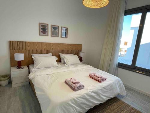 ein Schlafzimmer mit einem großen Bett mit zwei Handtüchern darauf in der Unterkunft 3bd with a private heated pool in Sholan 2 ElGouna in Hurghada