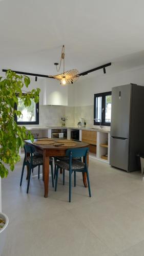 a kitchen with a table and chairs and a refrigerator at Casa Goldberg in Paguera