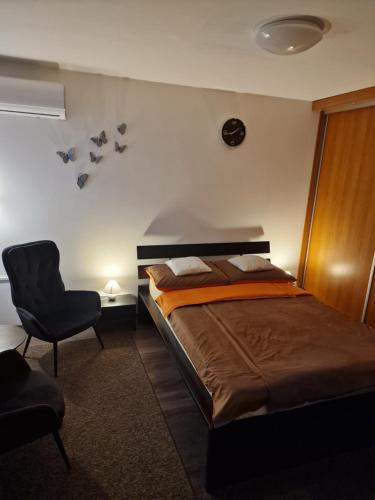 Postel nebo postele na pokoji v ubytování Tóvárosi apartman