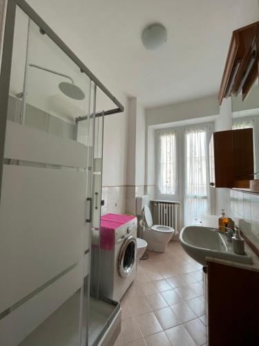 uma casa de banho com uma máquina de lavar roupa e uma máquina de lavar roupa em House vittone venaria reale 2 em Venaria Reale