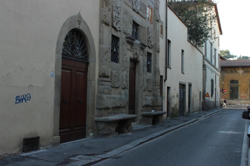 フィレンツェにあるカサ ペル フェリエ レジナ サント ロザリオの通り側の門付き建物
