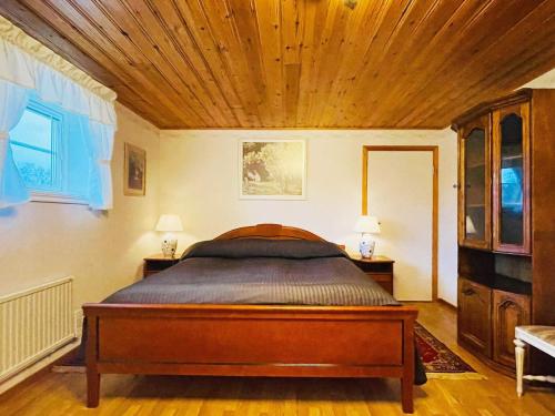 BrålandaにあるHoliday home BRÅLANDA VIの木製の天井のベッドルーム1室(ベッド1台付)