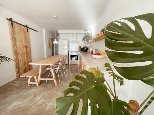 eine Küche und ein Esszimmer mit einem Holztisch in der Unterkunft PORTAL VELL ALTEA El Port in Alicante