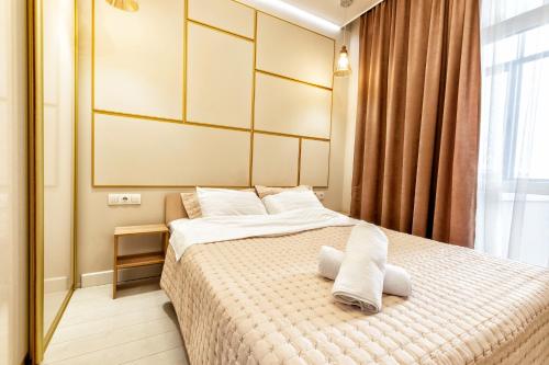 a bedroom with a bed with white pillows on it at Апартаменты в районе Экспо in Taldykolʼ