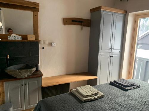 - une chambre avec un lit, une armoire et un miroir dans l'établissement Hiša Pod gorami II****-house with wellness, à Kranjska Gora