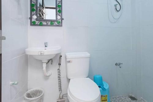 卡巴納端的住宿－5 - Cabanatuan City's Best Bed and Breakfast Place，浴室配有白色卫生间和盥洗盆。