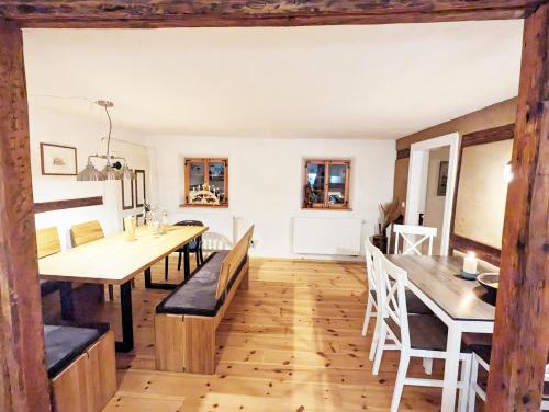 - une cuisine et une salle à manger avec une table et des chaises dans l'établissement Familienurlaub im gemütlichen Umgebindehaus, Seminarhaus, à Cunewalde