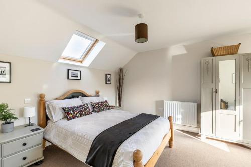 een slaapkamer met een bed en een dakraam bij Willow Lodge, Wolfscastle in Haverfordwest