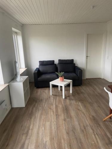 uma sala de estar com um sofá e uma mesa em VV Apartments 50,1 em Ringsted