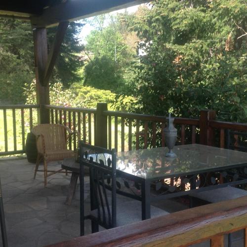 un patio avec une table et des chaises sur une terrasse dans l'établissement superbe petite maison de caractère dans le Cantal, à Maurs